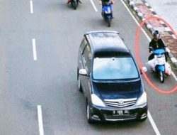 Mengerikan! Pria Bawa Mayat Terbungkus Karung Naik Motor, Aksinya Terekam CCTV!