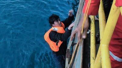 Headline: HEROIK! Kru PHE OSES Selamatkan 3 Nelayan yang 7 Jam Terapung di Laut Kepulauan Seribu