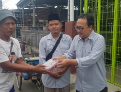 IWO Jawa Barat Bagikan Daging Kurban untuk Tukang Becak di Indramayu