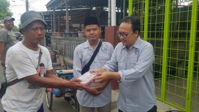 IWO Jawa Barat Bagikan Daging Kurban untuk Tukang Becak di Indramayu