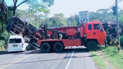 Kecelakaan Truk Trailer di Boyolali Berhasil Dievakuasi, Lalu Lintas Kembali Normal!