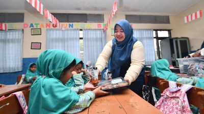 Penuh Keceriaan, PWP Dan KWP Kilang Balongan Berbagi Makan Siang Bergizi Untuk Ratusan Siswa SD