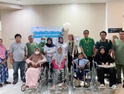 “Yayasan Maria Monique Last Wish” Donasikan Kursi Roda di Dua Rumah Sakit