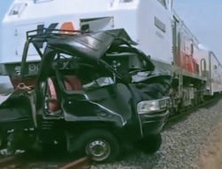 Kereta Tawang Jaya Tabrak Pick-up di Cirebon, Dua Korban Tewas di Lokasi