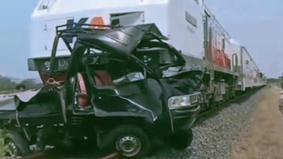 Kereta Tawang Jaya Tabrak Pick-up di Cirebon, Dua Korban Tewas di Lokasi