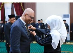 Ketua Umum PWI Pusat Akhmad Munir Terima Lencana Kehormatan “Jer Basuki Mawa Beya” dari Gubernur Jatim