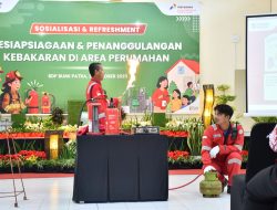Tim Pemadam Kilang Pertamina Balongan Latih Istri Pekerja Padamkan Kebakaran