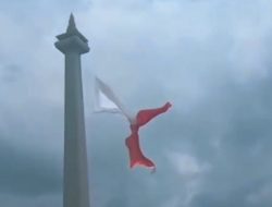 Bendera Raksasa Robek Diterpa Angin Ekstrem Saat Gladi HUT ke-80 TNI di Monas, Panglima: “Itu Bagian dari Uji Coba!”
