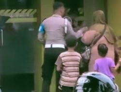VIRAL! Tak Terima Disebut ODGJ, Ibu di Sragen Siram Polisi dengan Bensin