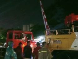 Ngeri! Kereta Api  Harina Hantam Truk Trailer di Kaligawe Semarang, Ekor Truk Sampai Berputar 180 Derajat!