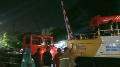 Ngeri! Kereta Api Harina Hantam Truk Trailer di Kaligawe Semarang, Ekor Truk Sampai Berputar 180 Derajat!