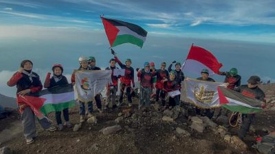AWG Kibarkan Bendera Indonesia-Palestina di Gunung Raung