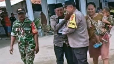 Bikin Haru! Hadir Seorang Diri Tanpa Rombongan, Calon Kuwu di Indramayu Ini Dapat Payung Spontan dari Warga di Bawah Terik Matahari