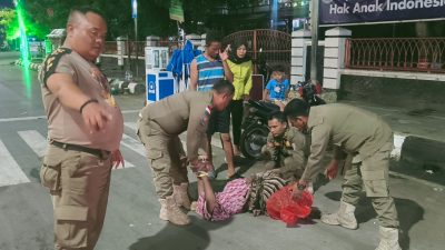 Mencekam! ODGJ Mengamuk, Ludahi dan Tendang Warga di Jalan Letjen S. Parman Indramayu