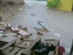 Gudang Toserba Jebol Diterjang Banjir Cirebon, Ratusan Popok dan Kaleng Biskuit Hanyut Jadi Rebutan Warga