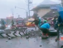 Rem Blong di Perempatan Kertek, Truk Kontainer Hantam Tugu dan Toko Kayu