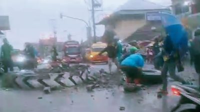 Rem Blong di Perempatan Kertek, Truk Kontainer Hantam Tugu dan Toko Kayu