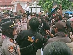 Tuntut Klarifikasi Ucapan Rasis, Ratusan Massa AWDB Geruduk Pendopo Indramayu