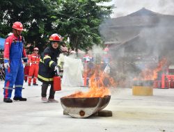 Adu Ketangkasan Padamkan Api, Ibu-Ibu Antusias Meriahkan Bulan K3 di Kilang Balongan