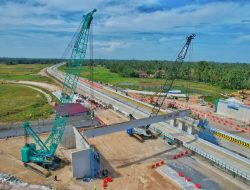 Pemasangan Girder Interchange Lubuk Alung, Tol Padang–Sicincin Terapkan Rekayasa Lalu Lintas di KM 18+998