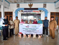 Pekerja Kilang Balongan Salurkan 7,8 Ton Beras ZIS untuk Warga Sekitar
