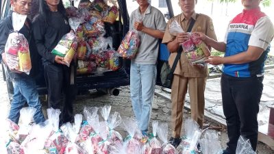 Kilang Balongan Distribusikan 2.050 Paket Bingkisan Lebaran untuk Masyarakat Sekitar