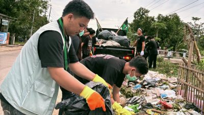 Rayakan Milad ke-79, HMI Indramayu “Gempur” Tumpukan Sampah di Desa Pangauban