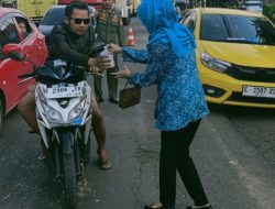 ​Berkah Ramadan, TP PKK Tukdana Gandeng TNI-Polri Bagikan 1.500 Paket Takjil di Jalan Provinsi