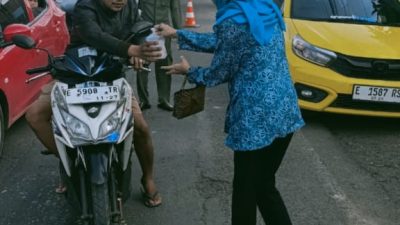 Berkah Ramadan, TP PKK Tukdana Gandeng TNI-Polri Bagikan 1.500 Paket Takjil di Jalan Provinsi
