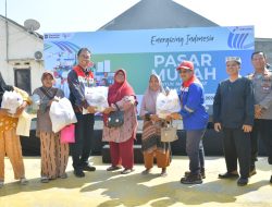 Gelar Pasar Murah, Pertamina Patra Niaga Kilang Balongan Sediakan 2000 Paket Sembako Untuk Warga Prasejahtera di Balongan