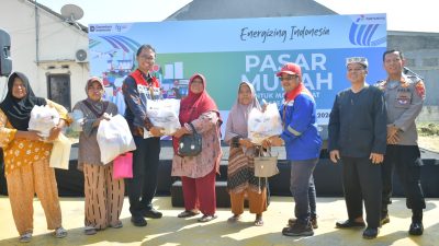 Gelar Pasar Murah, Pertamina Patra Niaga Kilang Balongan Sediakan 2000 Paket Sembako Untuk Warga Prasejahtera di Balongan