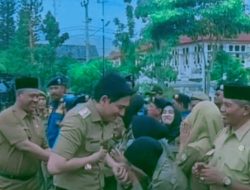 Mitos atau Kebetulan? Lencana Jabatan Bupati Lucky Hakim Copot dan Jatuh Saat Halal Bihalal di Alun-alun