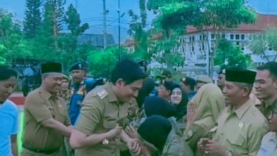 Mitos atau Kebetulan? Lencana Jabatan Bupati Lucky Hakim Copot dan Jatuh Saat Halal Bihalal di Alun-alun