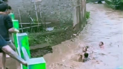 Aksi Heroik Berujung Petaka: Sejumlah Warga Hanyut Terseret Arus Sungai Cibanjaran Saat Berupaya Menolong Korban