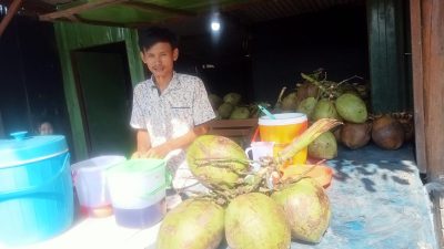 Segar Pol! Es Kelapa Muda Bang Candra Jadi Incaran Warga Indramayu untuk Dongkrak Imun