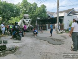 Jalan Rusak Tak Kunjung Diperbaiki, Warga Griya Ayu Indramayu Patungan Ngecor Jalan Secara Swadaya