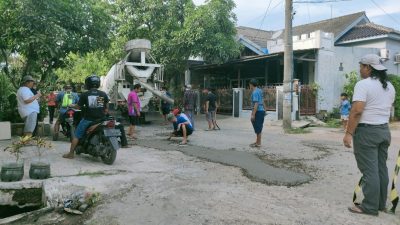 Jalan Rusak Tak Kunjung Diperbaiki, Warga Griya Ayu Indramayu Patungan Ngecor Jalan Secara Swadaya