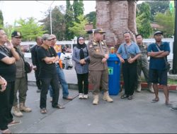 Bikin Semrawut dan Rusak Fasilitas, Satpol PP Indramayu Tertibkan PKL di Alun-Alun