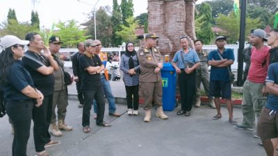 Bikin Semrawut dan Rusak Fasilitas, Satpol PP Indramayu Tertibkan PKL di Alun-Alun