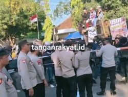 Rakyat Mengamuk! Pendopo Indramayu Dikepung Massa dan Dilempari Ular, Tuntut Bupati Lucky Hakim Mundur!