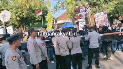 Rakyat Mengamuk! Pendopo Indramayu Dikepung Massa dan Dilempari Ular, Tuntut Bupati Lucky Hakim Mundur!