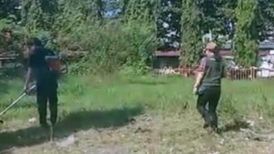 Prihatin Jadi Sarang Ular, Ketua PPIB Rogoh Kocek Pribadi Babat Rumput Liar di Sport Center Indramayu