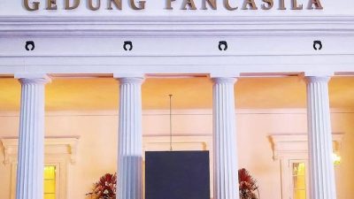 Pancasila di Persimpangan Jalan   