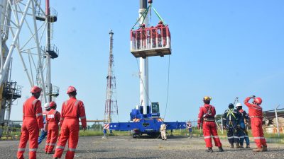 Matangkan Kesiapsiagaan, Pertamina Patra Niaga Kilang Balongan Gelar Simulasi Penyelamatan Darurat di Ketinggian Flare