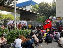 Listrik Padam Berhari-hari, Massa Segel Kantor Pusat PLN: Copot Direksi atau Rakyat yang Bergerak!