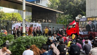 Listrik Padam Berhari-hari, Massa Segel Kantor Pusat PLN: Copot Direksi atau Rakyat yang Bergerak!