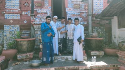 Meneladani Jejak Syiar Islam, Keluarga Besar MTsN 2 Indramayu  Dan Kepala Desa Singajaya Ziarah ke Makam Sunan Gunung Jati