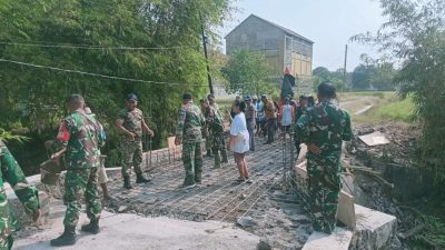 Sinergi TNI dan Warga Haurgeulis: Pengecoran Jembatan Beton Garuda di Indramayu Rampung