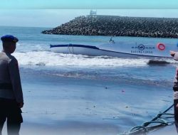 Kapal Kargo MK Baruna Tenggelam di Pantai Padang Galak Denpasar Usai Dihantam Ombak Besar