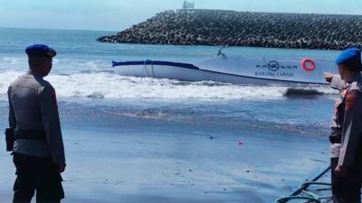Kapal Kargo MK Baruna Tenggelam di Pantai Padang Galak Denpasar Usai Dihantam Ombak Besar